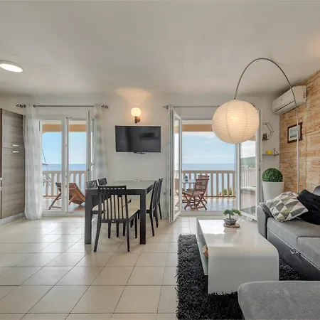 Hug The Horizon Apartman Sevid